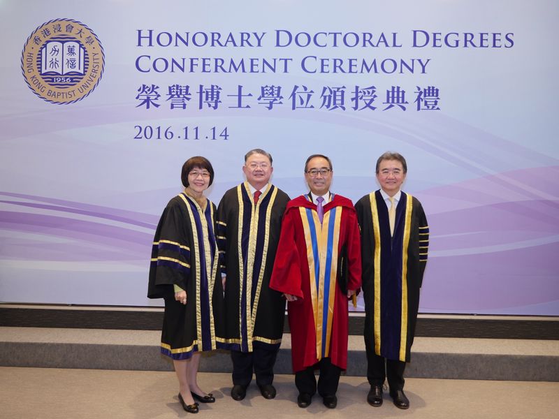 蒙德揚先生獲香港浸會大學頒授榮譽社會科學博士。(左起) 浸大校董會副主席陳黃穗女士、浸大校董會主席鄭恩基先生、蒙德揚先生和浸大校長錢大康教授。